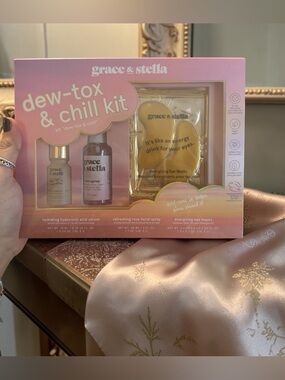 grace & stella Pink Dew-Tox & Chill Gift Set with Gold Eye Masks